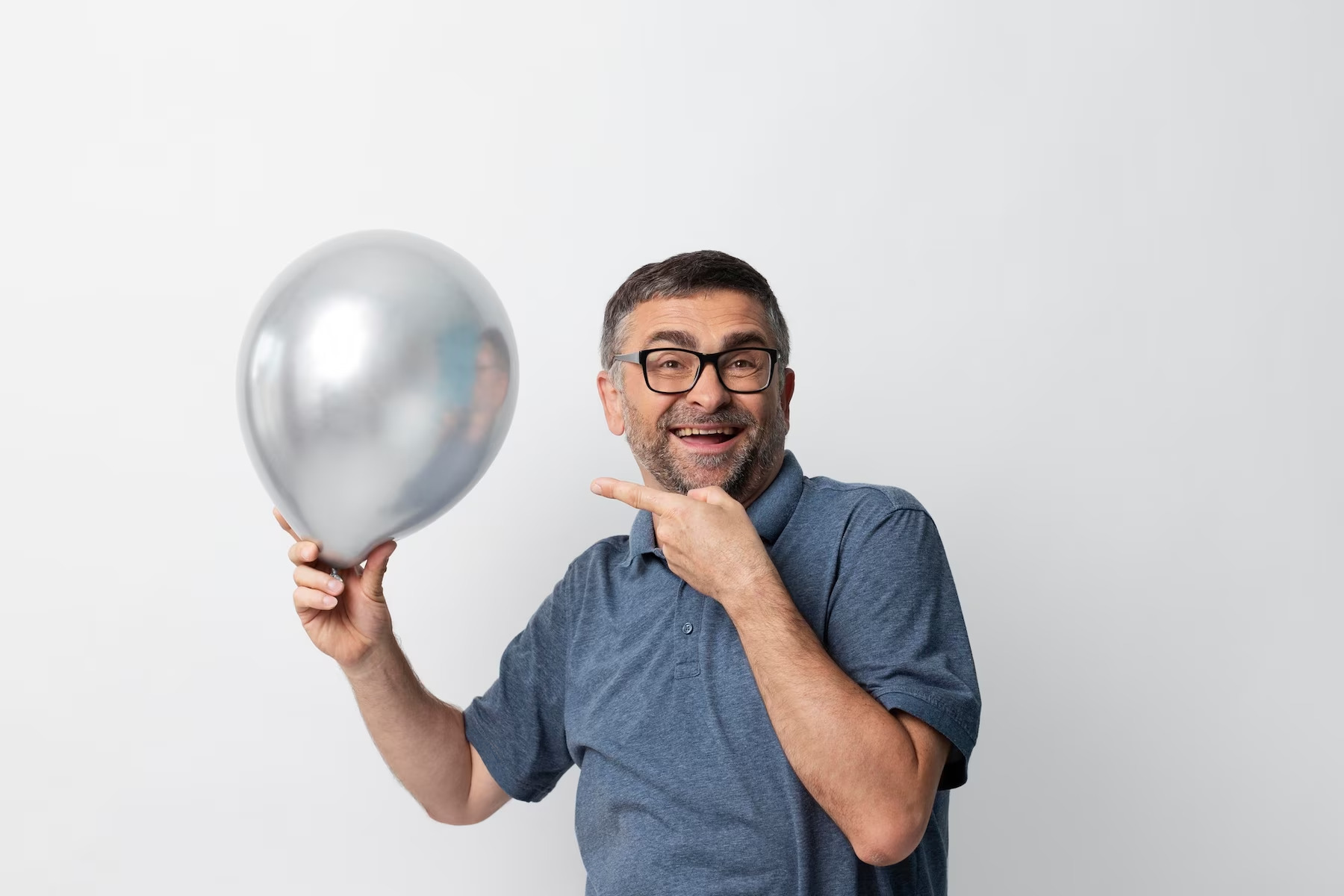 homem-de-meia-idade-celebrando-a-vida_23-2149070421